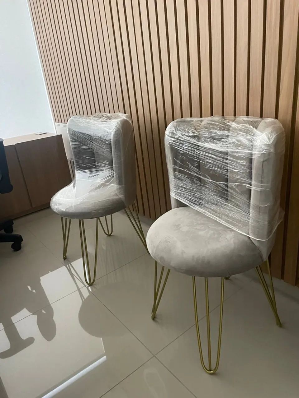 Vendo cadeira/ poltrona cinza, modelo pérola.  - Foto 4