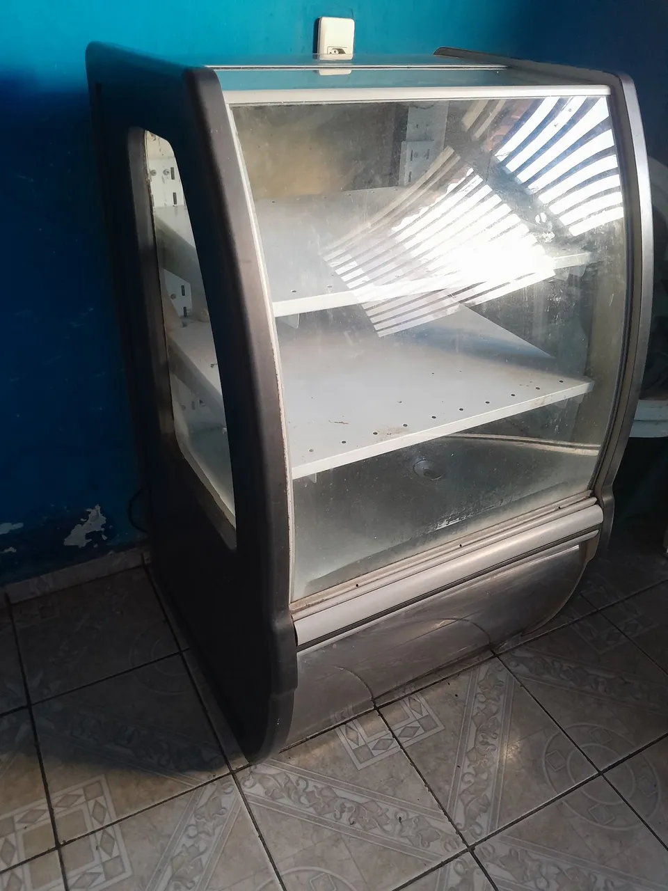 Vitrine Refrigerada Expositora de Bolos e Doces