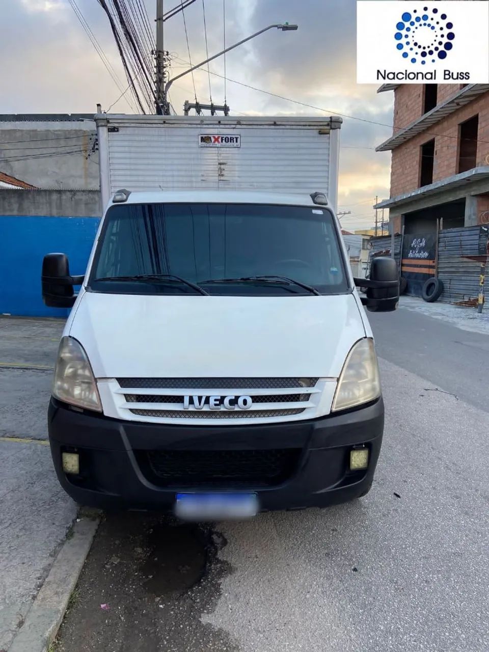 Iveco 55c16 baú com plataforma