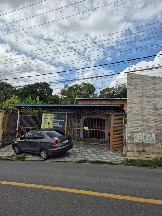 Casa com 2 qts e 2 kitnets em Flores, Manaus- Am.