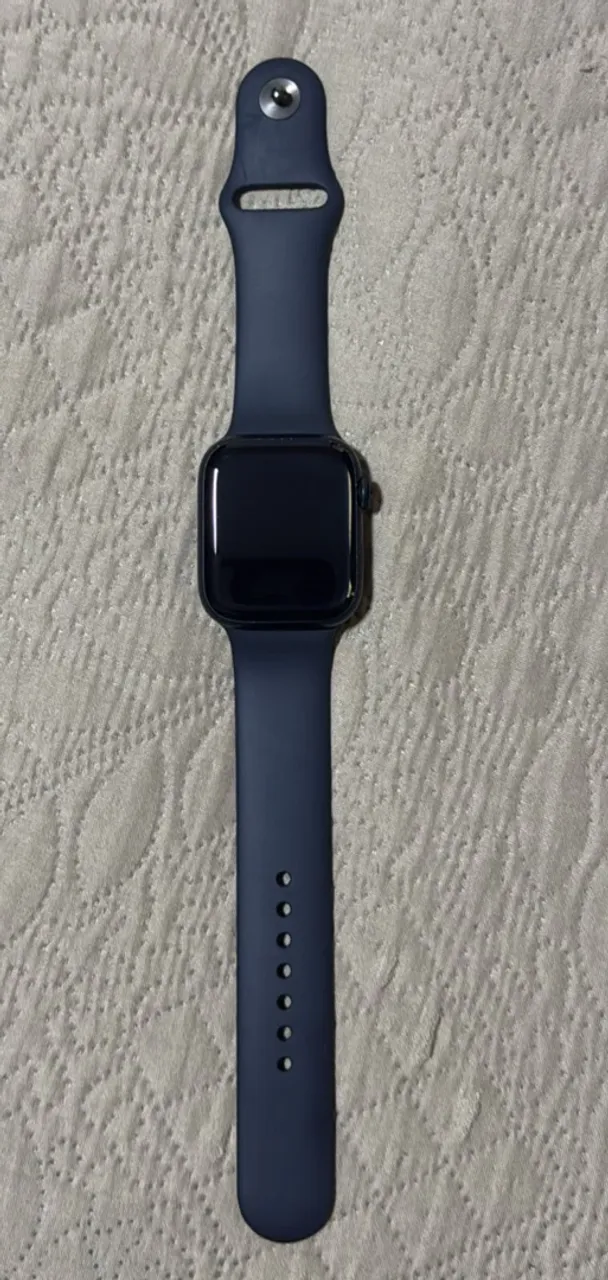 Apple Watch Series 7 de 44mm, cor azul escuro.