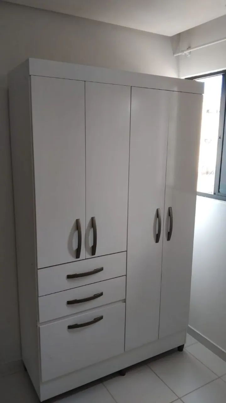 Guarda roupa 5 portas espaçoso 