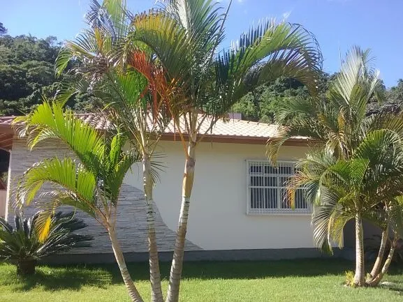 Casa em frente a Lagoa e perto da Praia Mole, 3 quartos. Anual