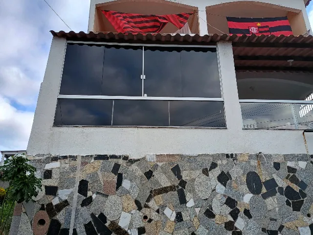 Pequena kitnet de uma divisão numa zona residencial tranquila para viver ou trabalhar.