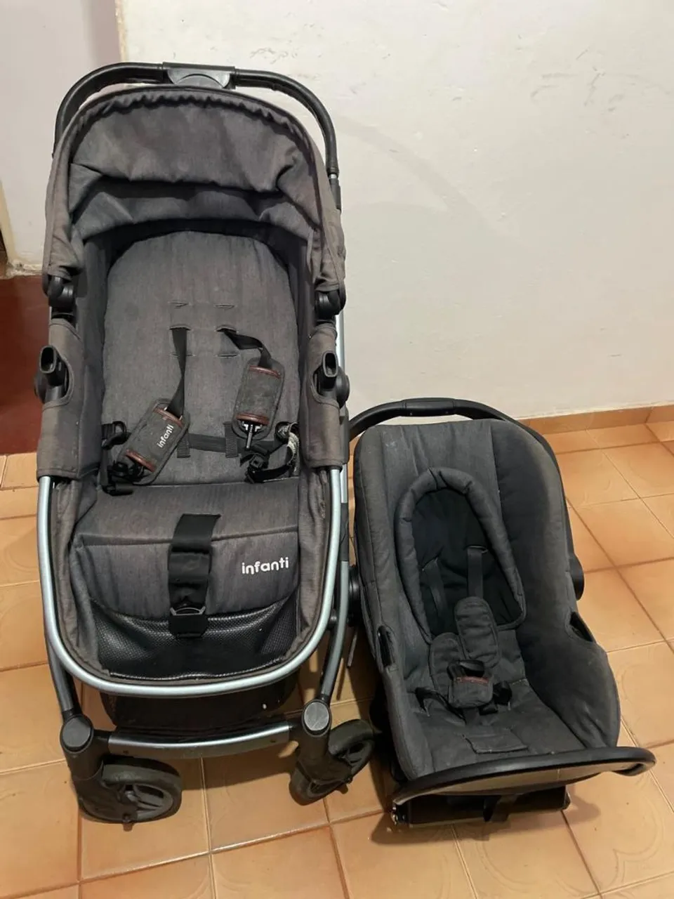 Carinho de bebê com bebê conforto