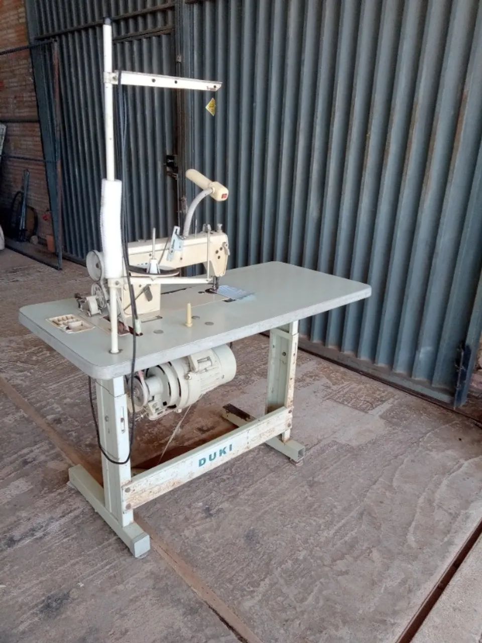 Máquina de costura industrial, costura reta . - Foto 2