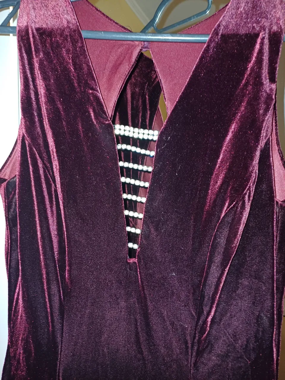 Vestido de Veludo Marsala com Detalhes