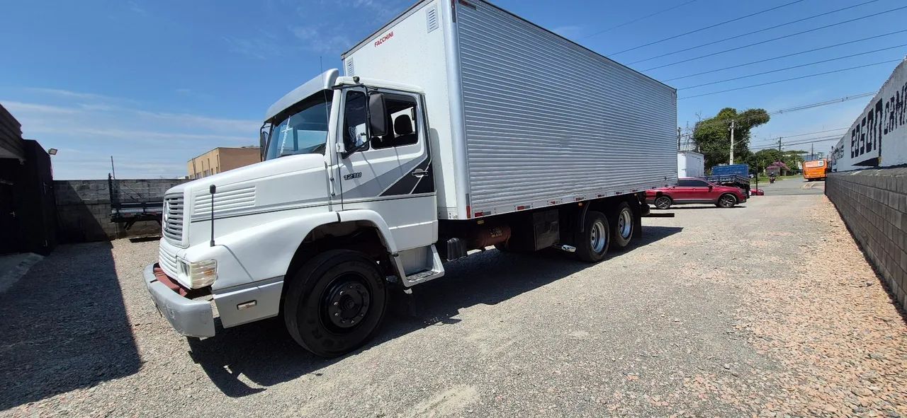 MB 1218 truck 6x2 Baú Facchini assoalho de Chapa xadrez caminhão só fazia nordeste  - Foto 4
