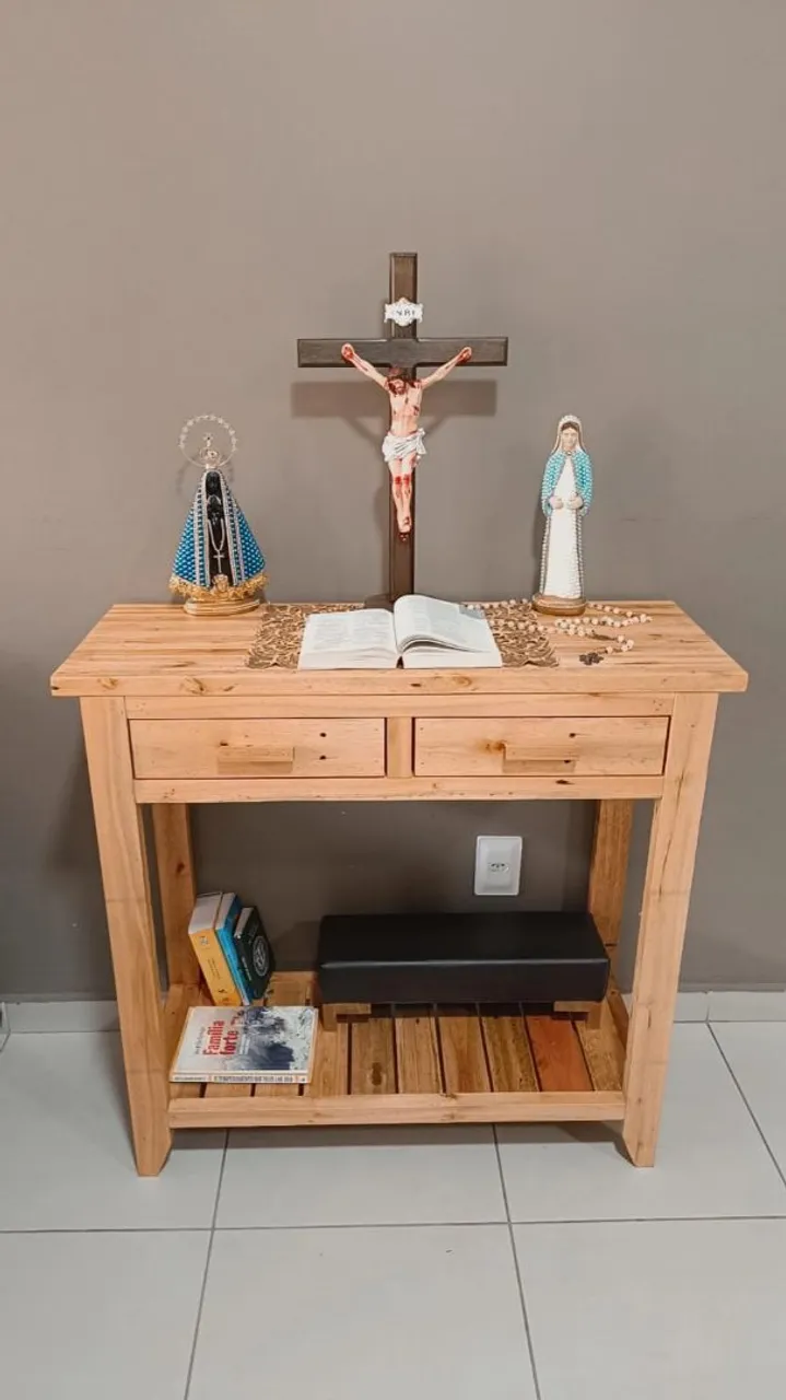 Mesa de altar em madeira