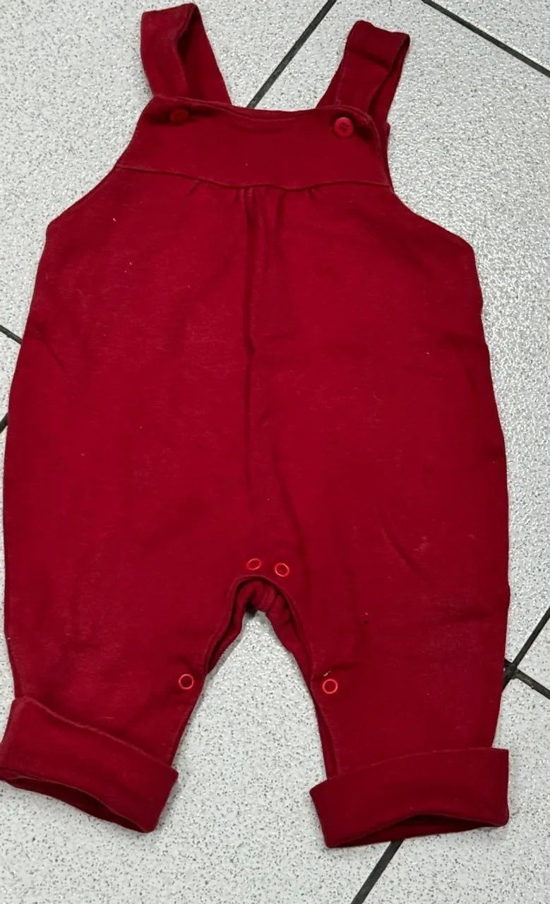 Jardineira cor vermelho tamanho G para bebe de 9 a 12meses