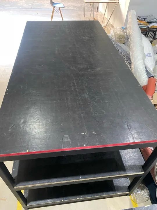 Mesa de trabalho industrial com prateleiras - Foto 2