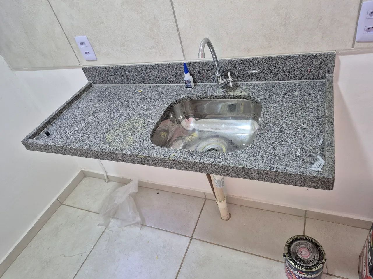 Balcão, pias e torneiras