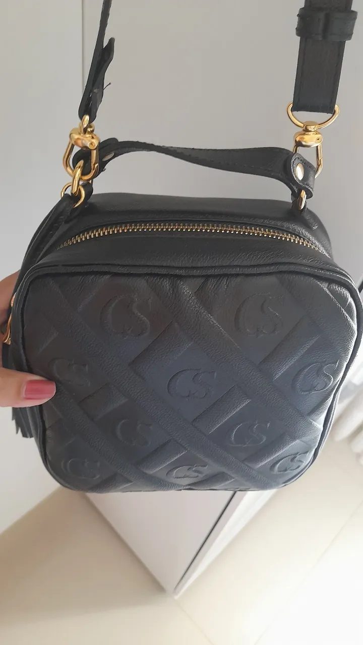 Carmen Steffens - Bolsa de ombro preta com detalhes em relevo
