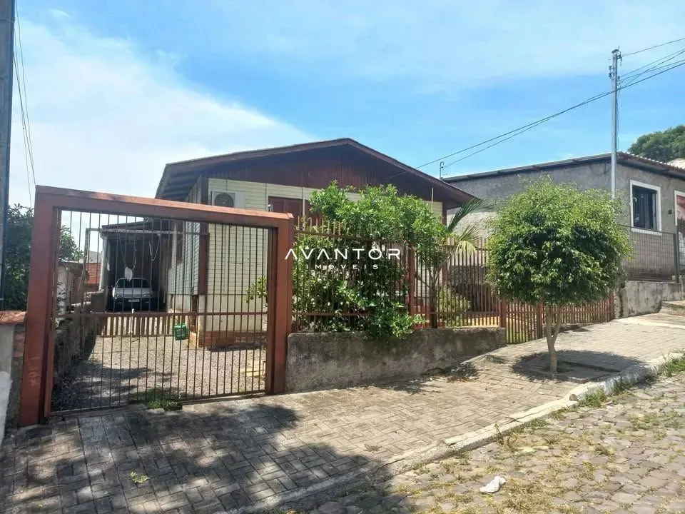 Casa De 3 Dormitórios, Sala De Estar, Banheiro Social, Cozinha, Área De Serviço,