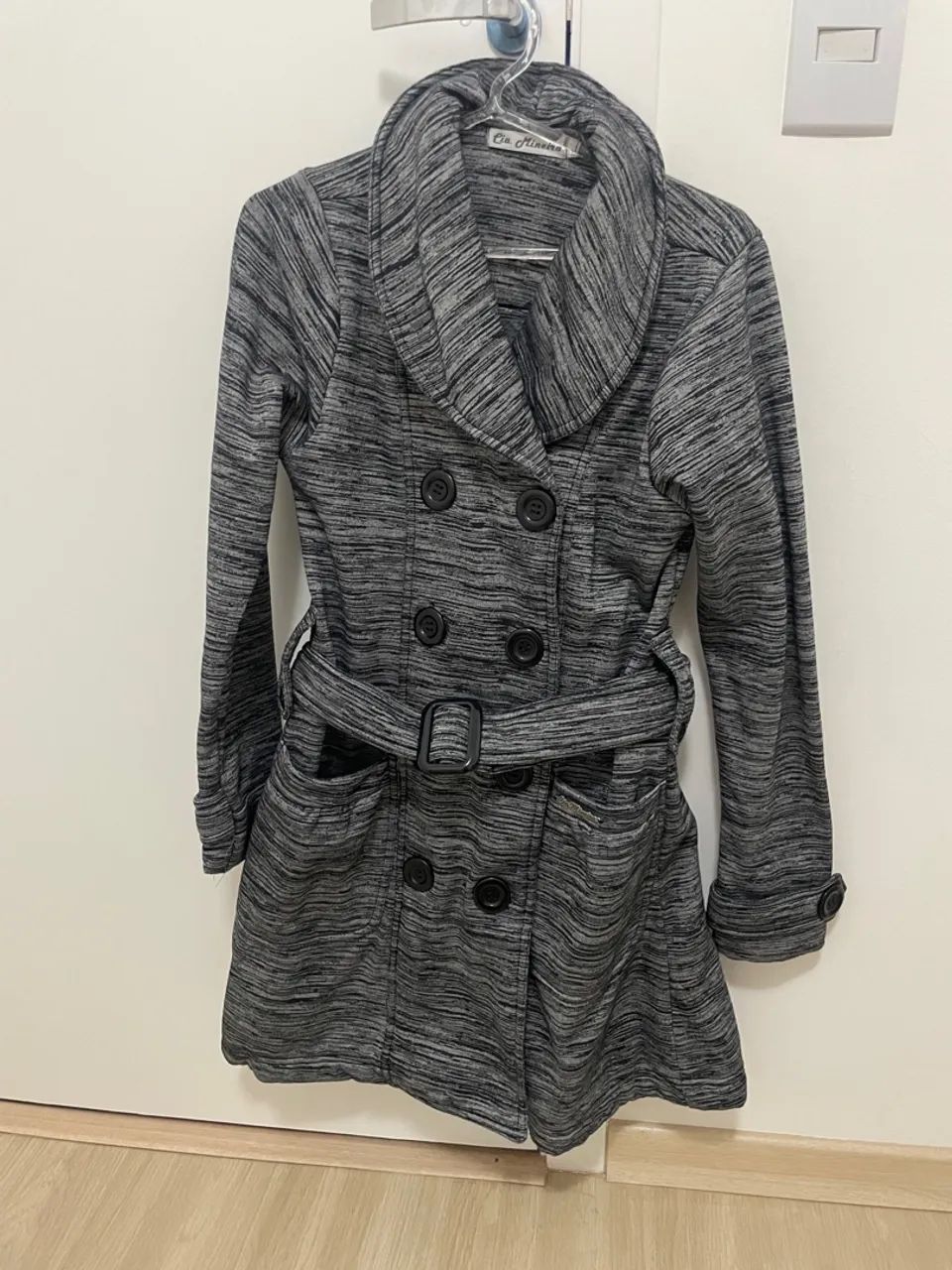 Casaco feminino cinza com cinto