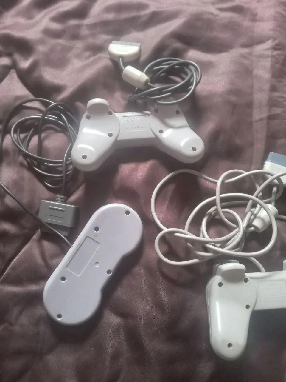 2 Controle Playstation 1, e um controle Super Nintendo - Foto 3