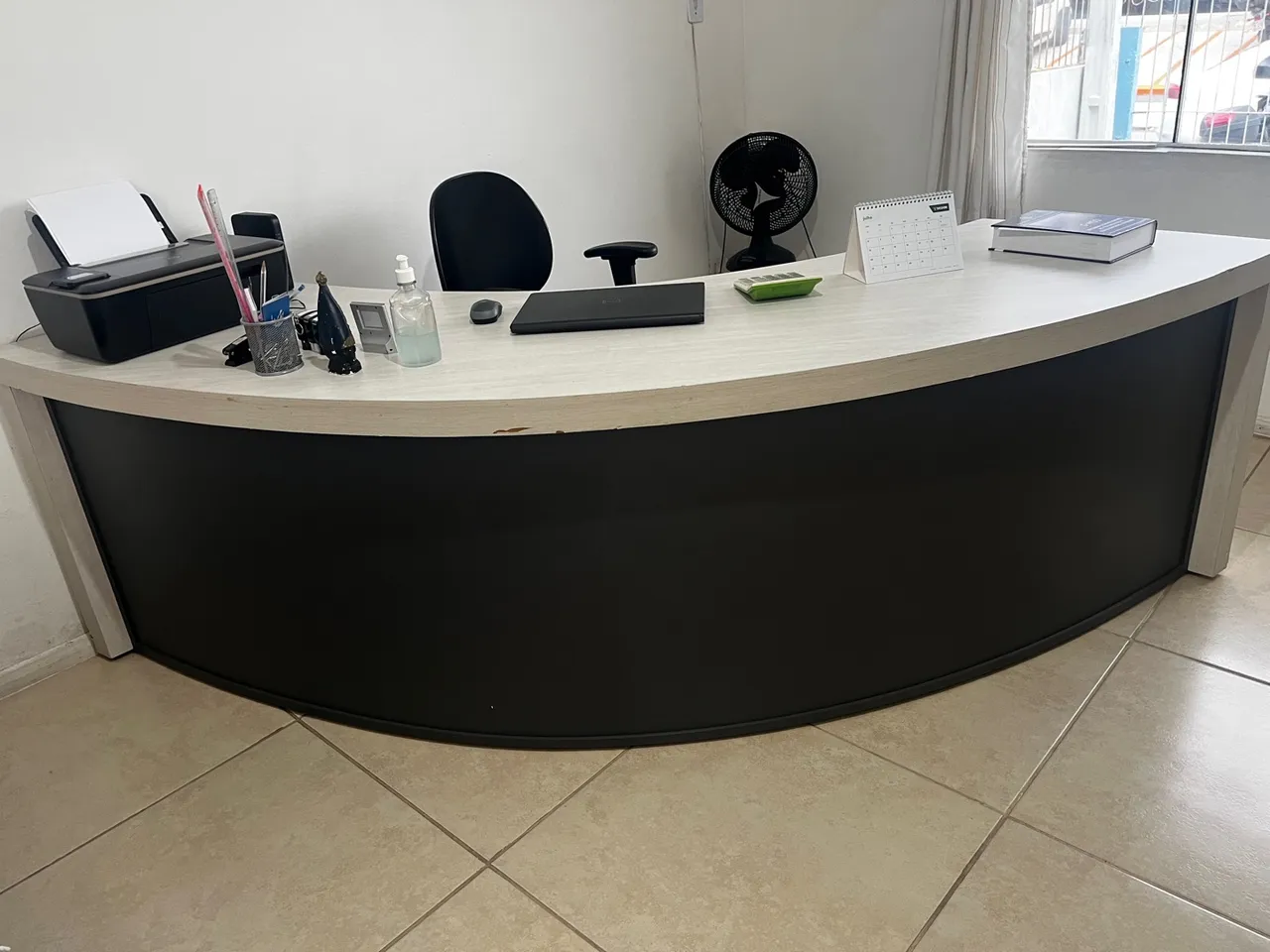 Mesa de escritório em formato curvo