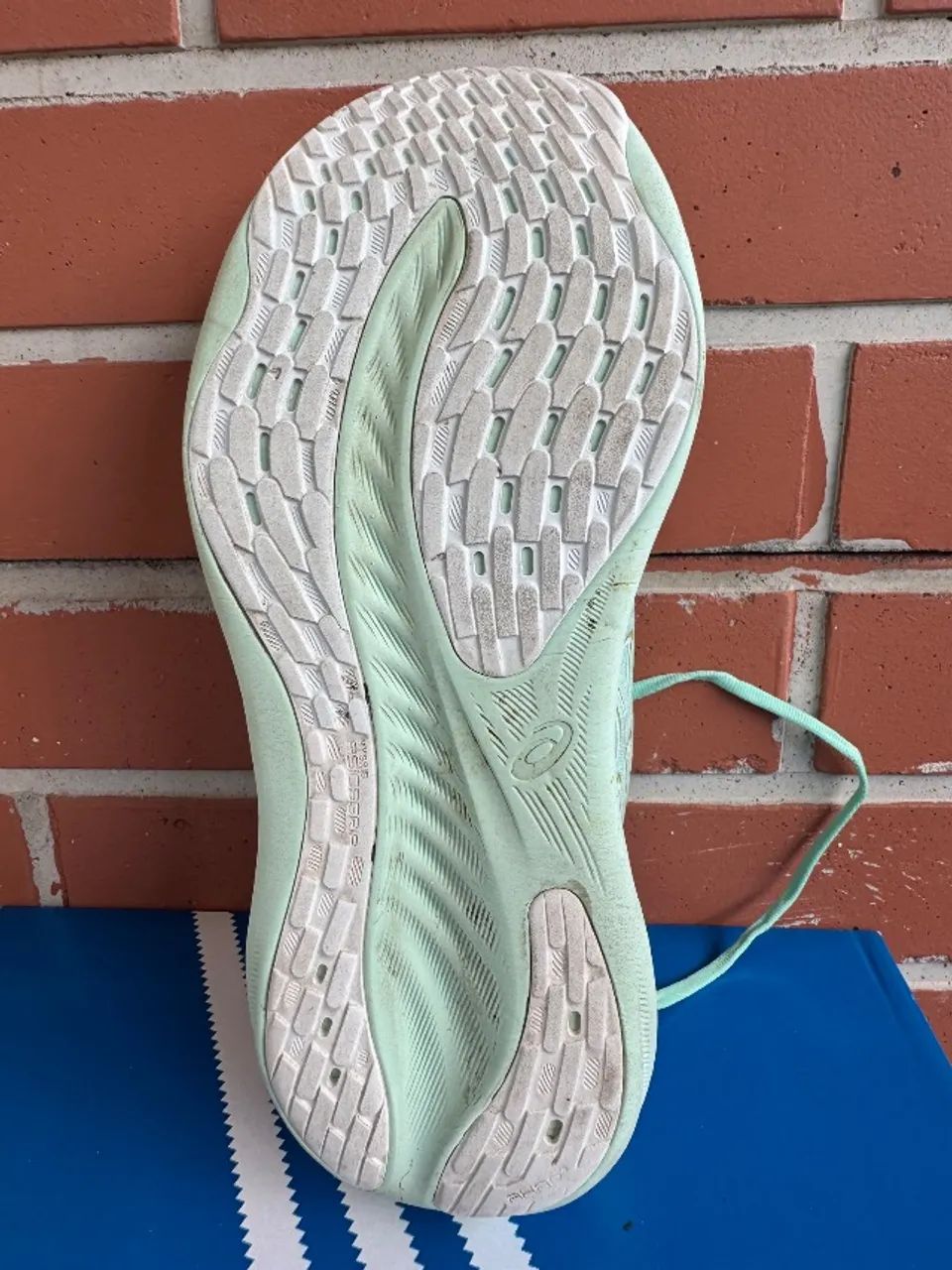 tênis asics gel nimbus 26 - Foto 4