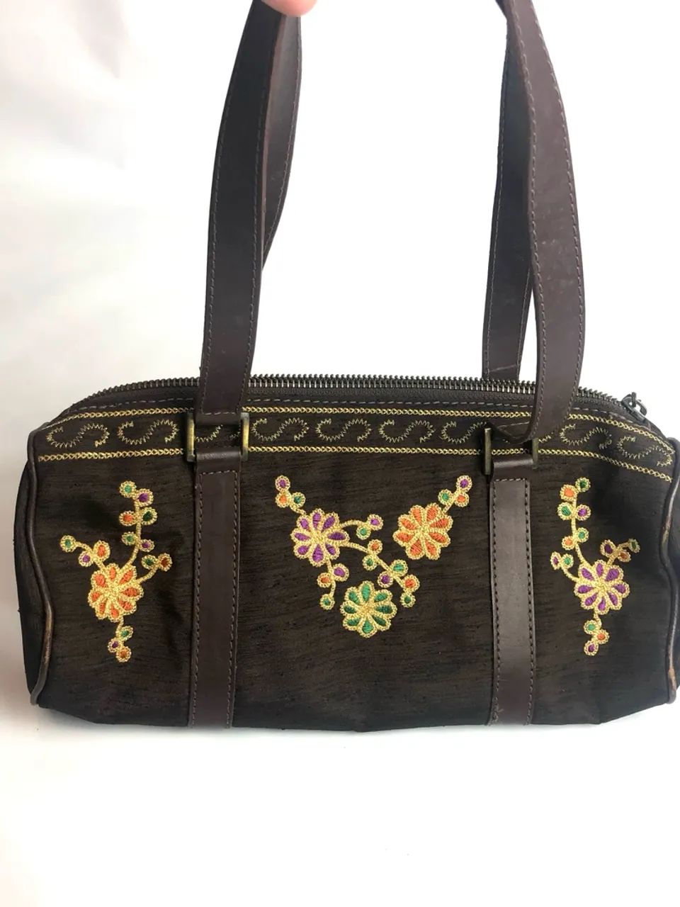 Bolsa marrom modelo baguete bordada