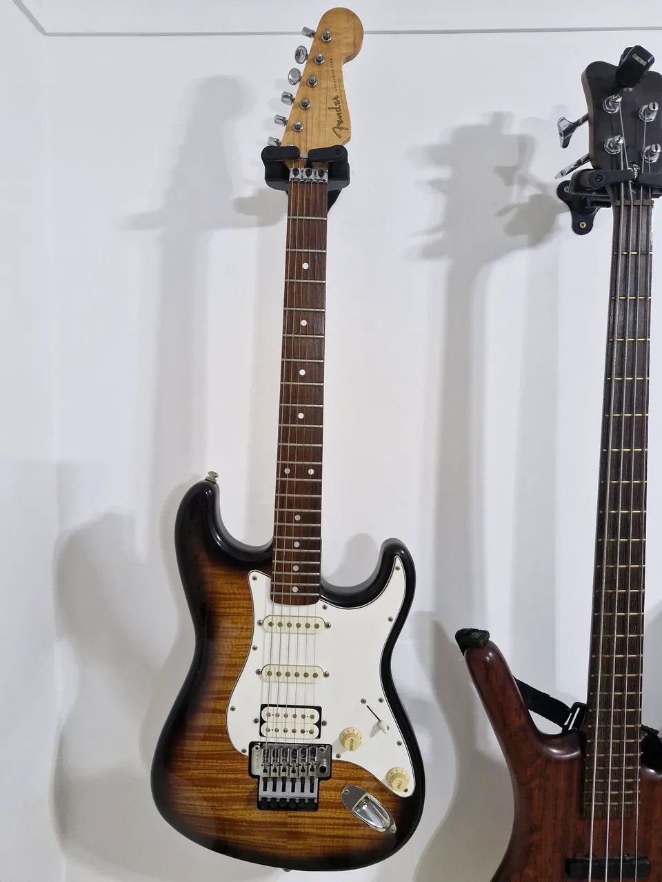 Guitarra Fender stratocaster HSS crafted in japan com floyd Rose