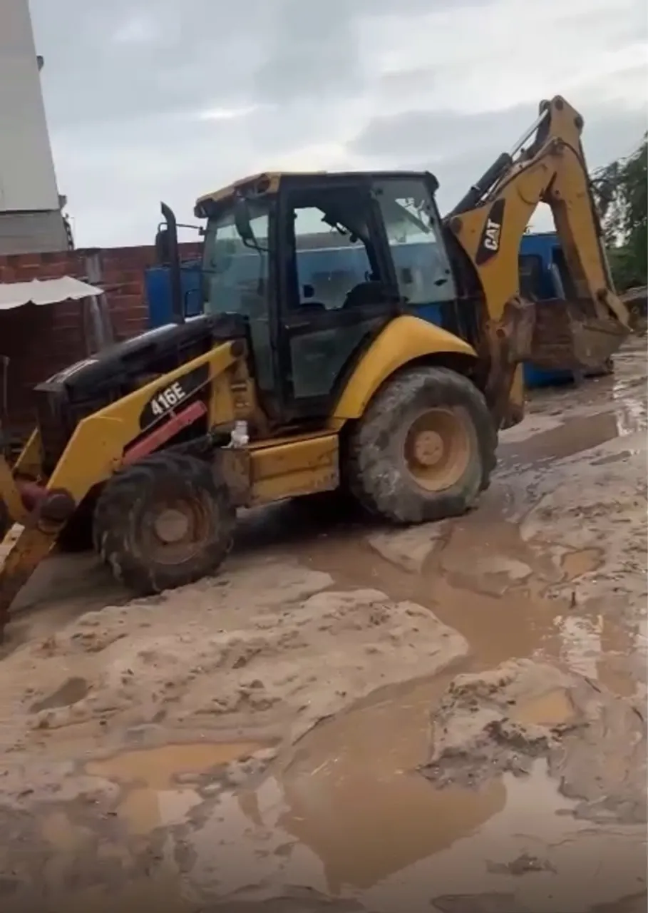 Retroescavadeira CAT 416E - Potência e Eficiência!