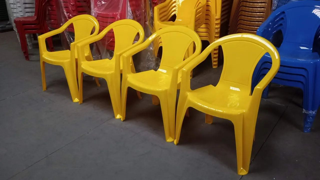 Jogo de mesa com 4 cadeiras plástica cor amarelo padrão Skol  - Foto 2