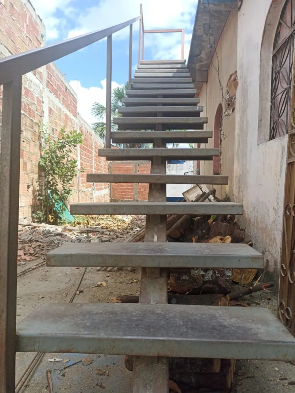 Escada de metal para área externa