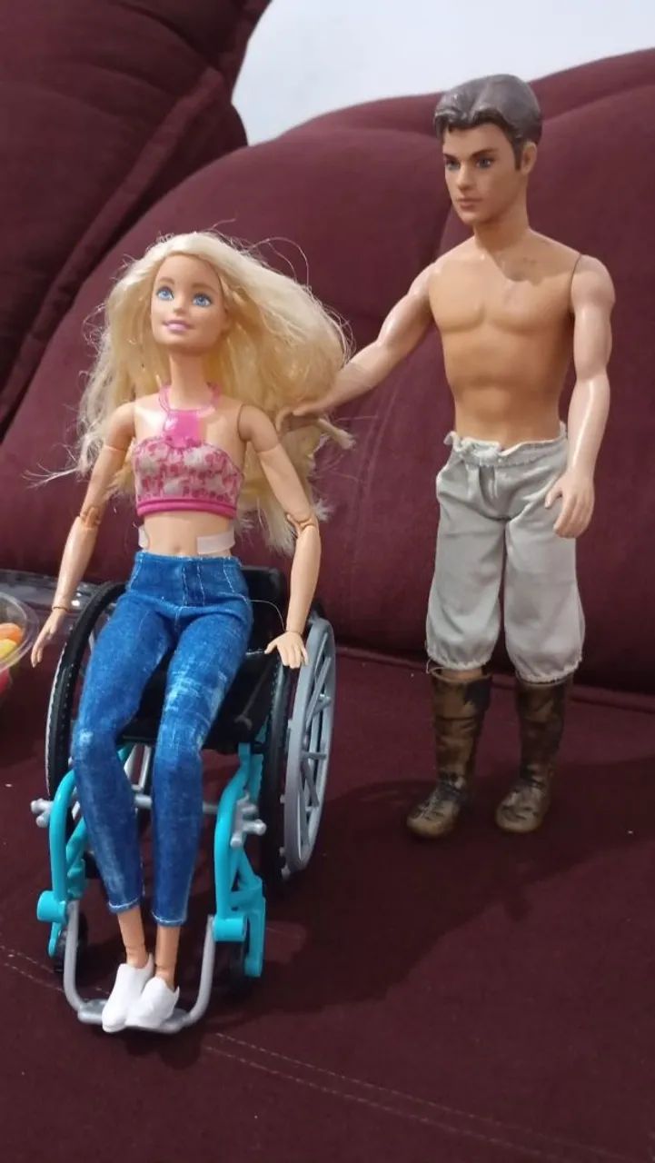 Barbie cadeirante,mas o Ken 