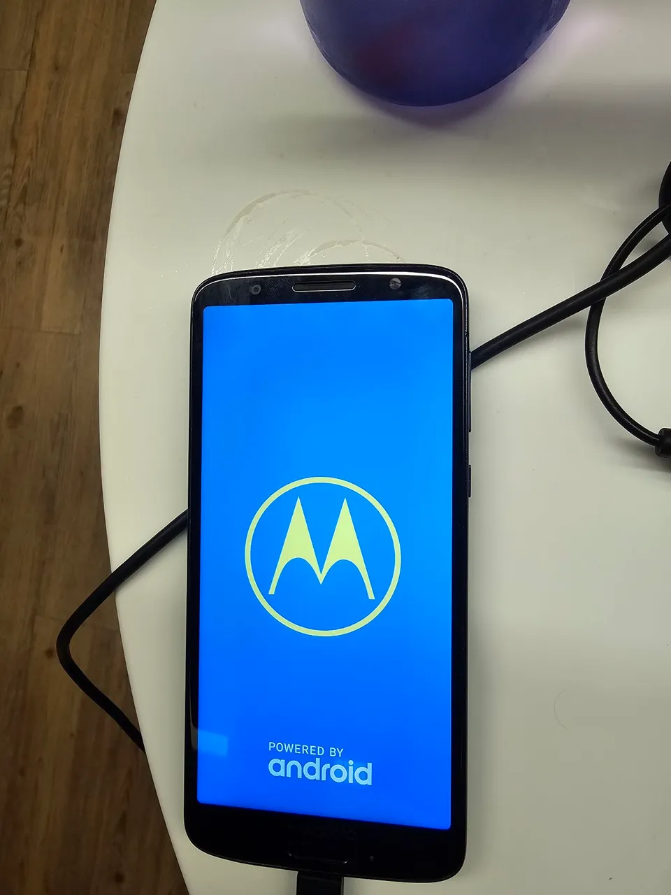 Moto G6. Aparelho com a traseira trincada