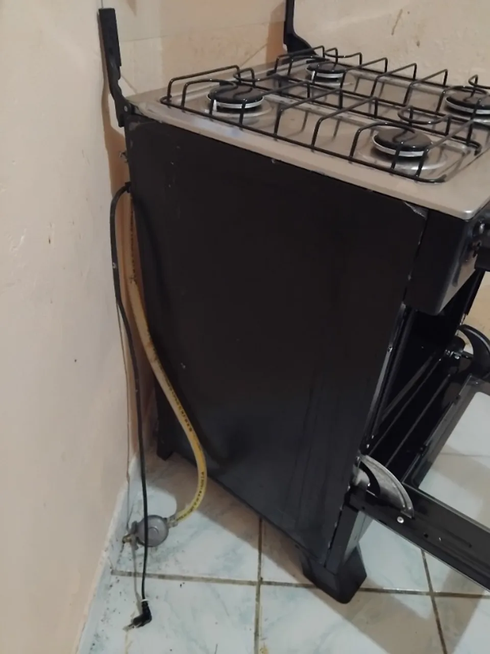 Fogão 4 bocas seme novo com um mês de uso