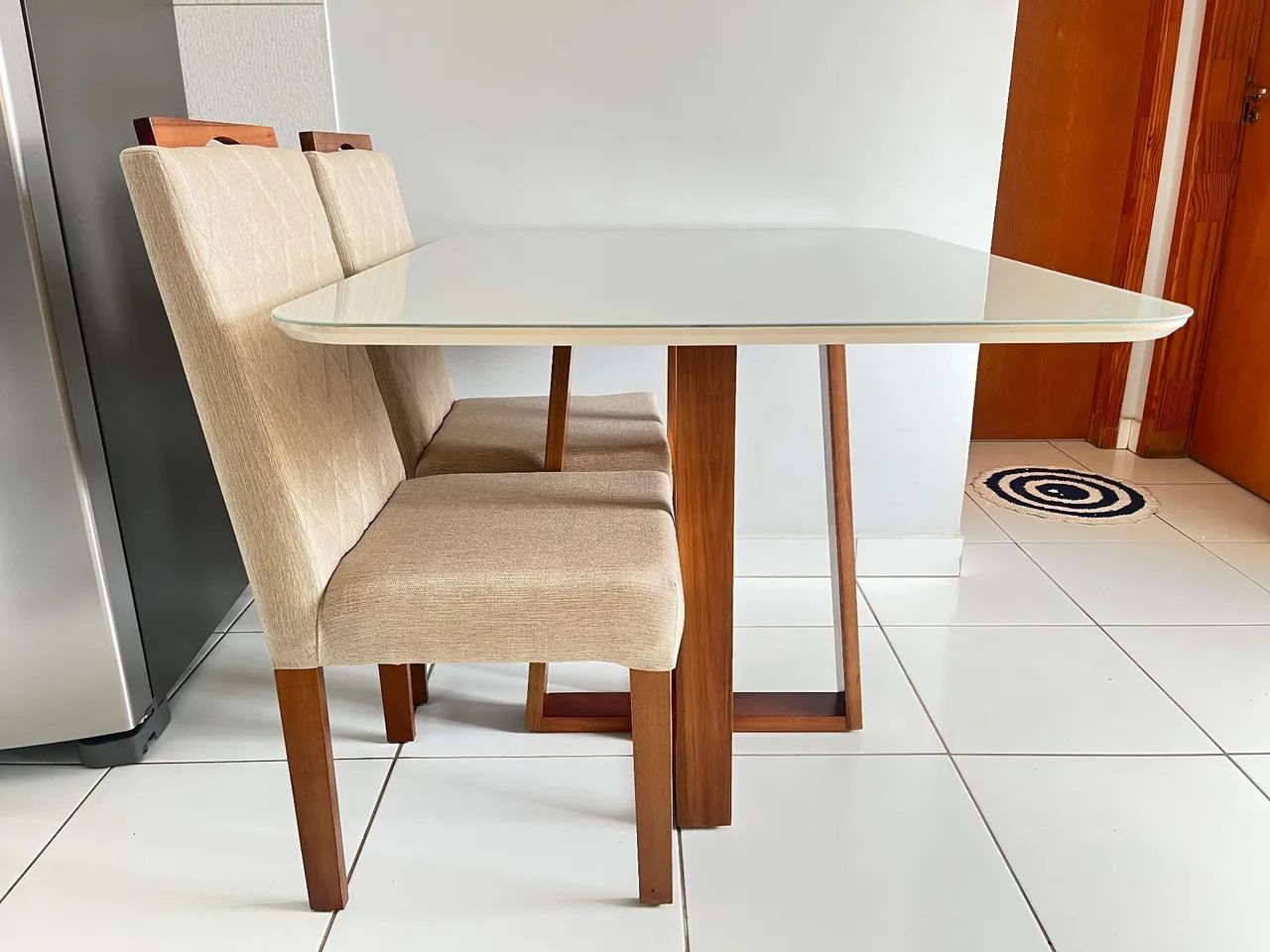 Mesa nova com cadeiras de madeira a pronta entrega 