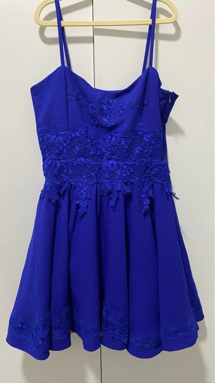 Vestido curto azul com detalhes de renda 