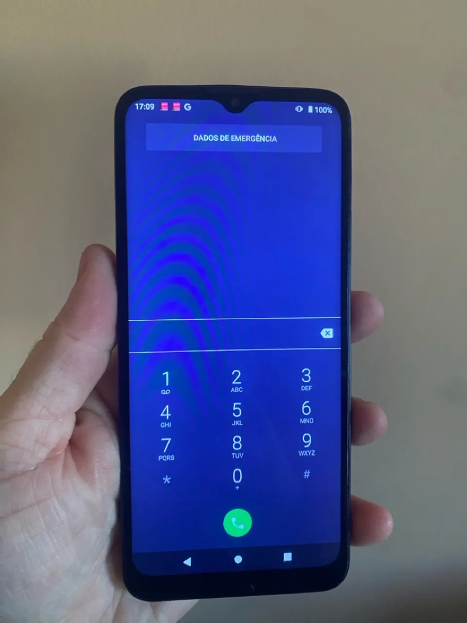 Motorola g20 com pequeno detalhe na tela e trincando