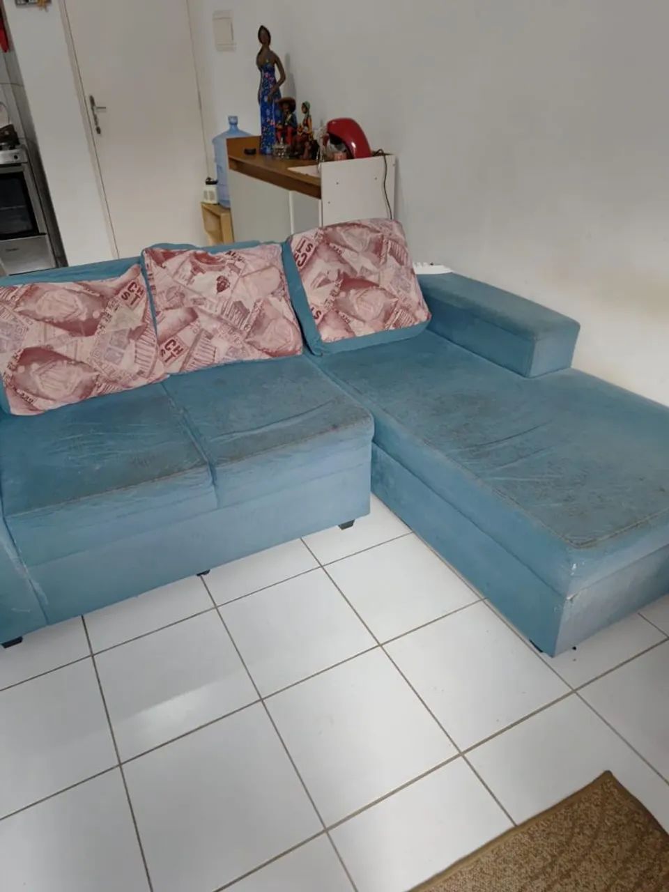 Sofá de canto azul confortável