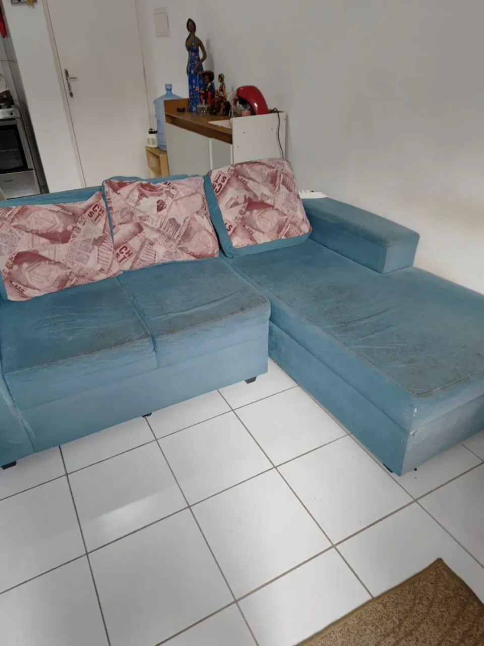 Sofá de canto azul confortável