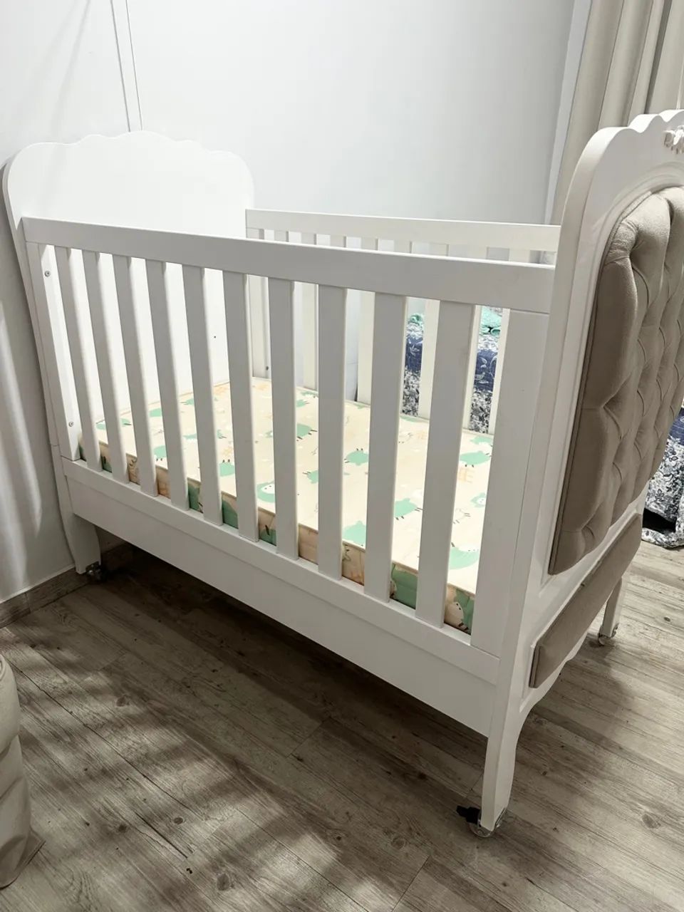 Berço vira cama provençal com capitonê  - Foto 3