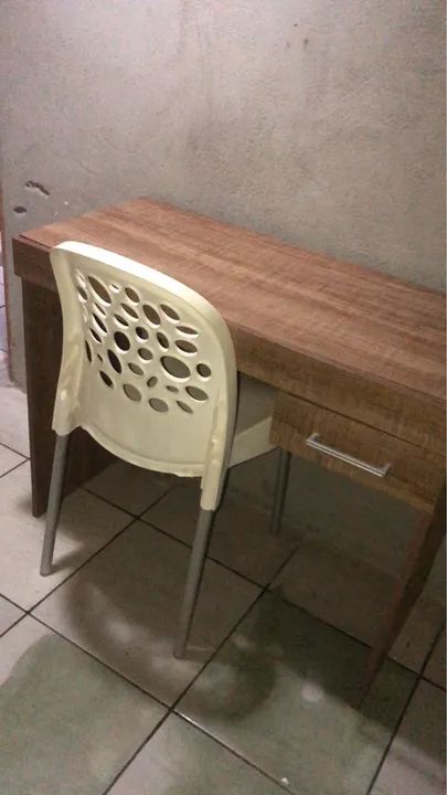 Escrivaninha de madeira com gaveta