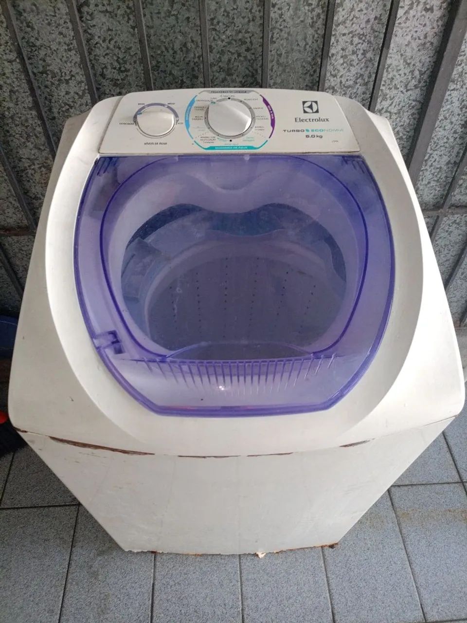 Máquina de lavar para retirar de peças está funcionando normalmente 