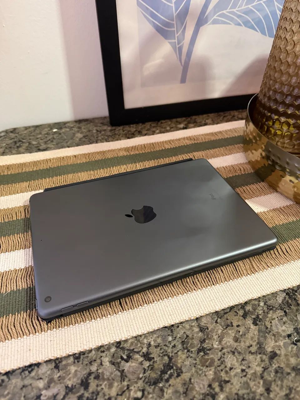 iPad 7 128Gb + Apple Pencil + Teclado Smart keyboard + Case em Couro - Foto 2
