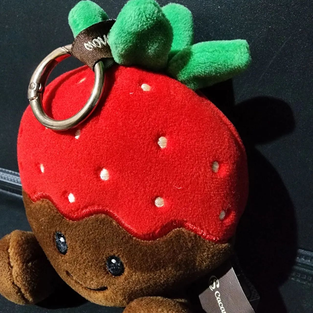 Este chaveiro de pelúcia é o personagem Momô Morango  - Foto 2