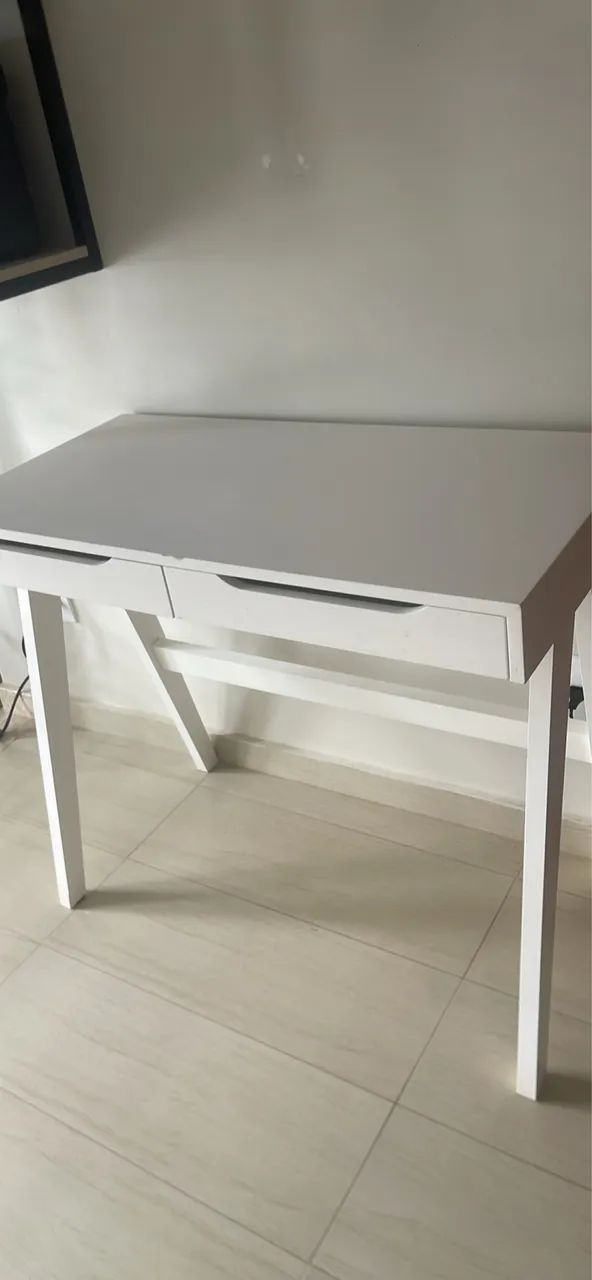 MESA DE ESCRITÓRIO PEQUENA