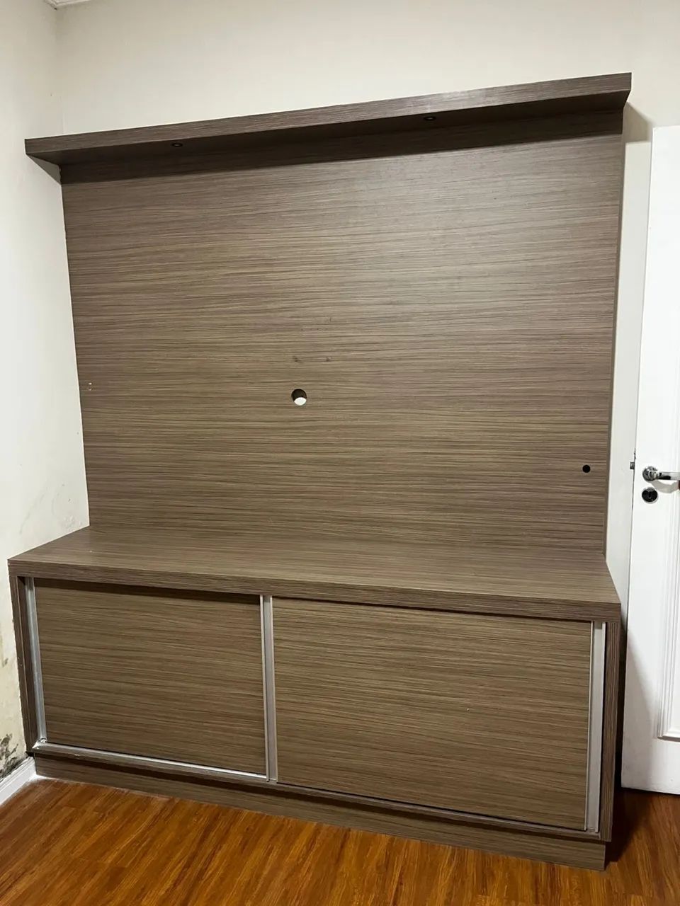 Painel com Led e balcão 