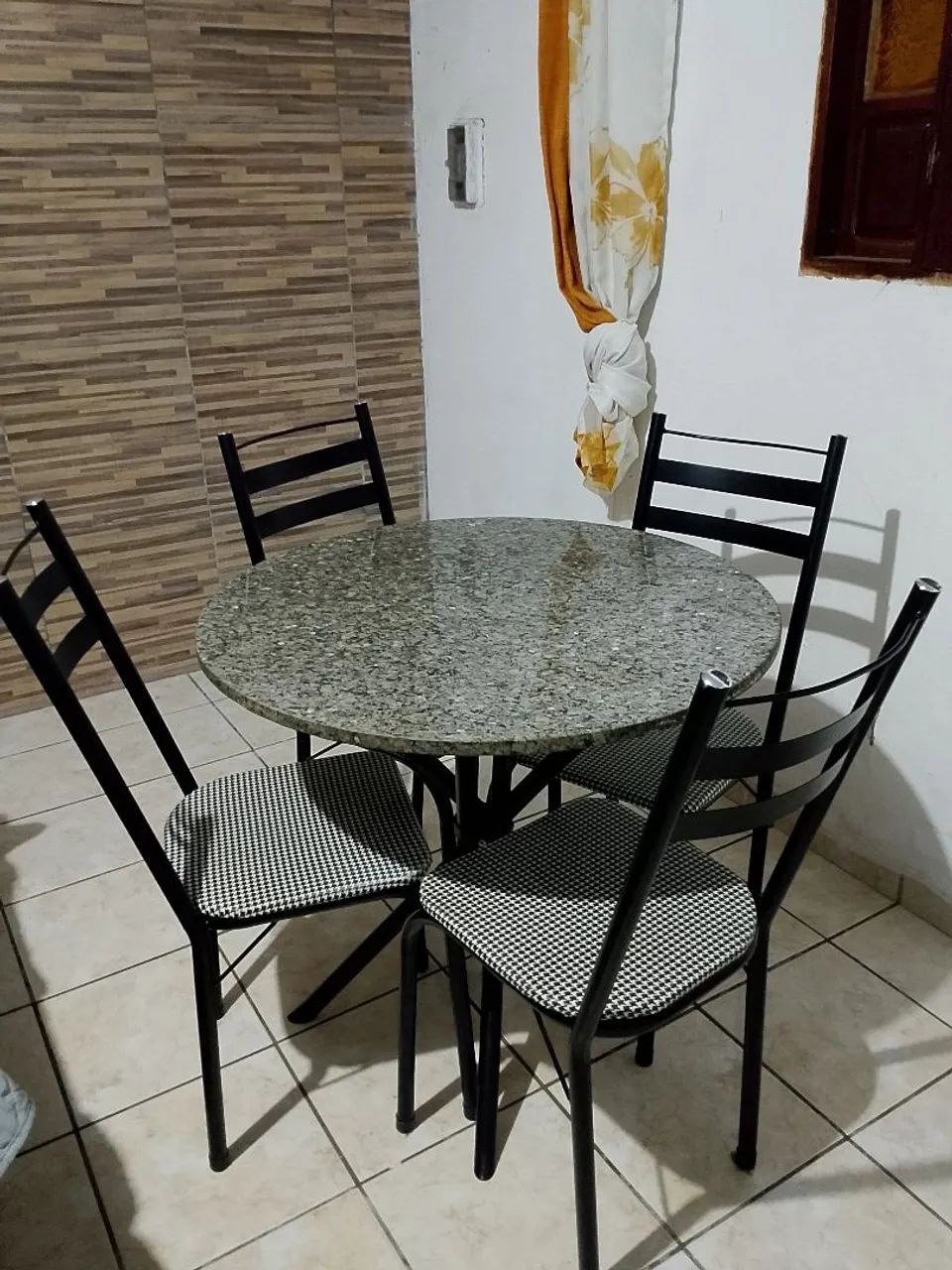 Mesa de jantar 4 cadeiras (redonda)