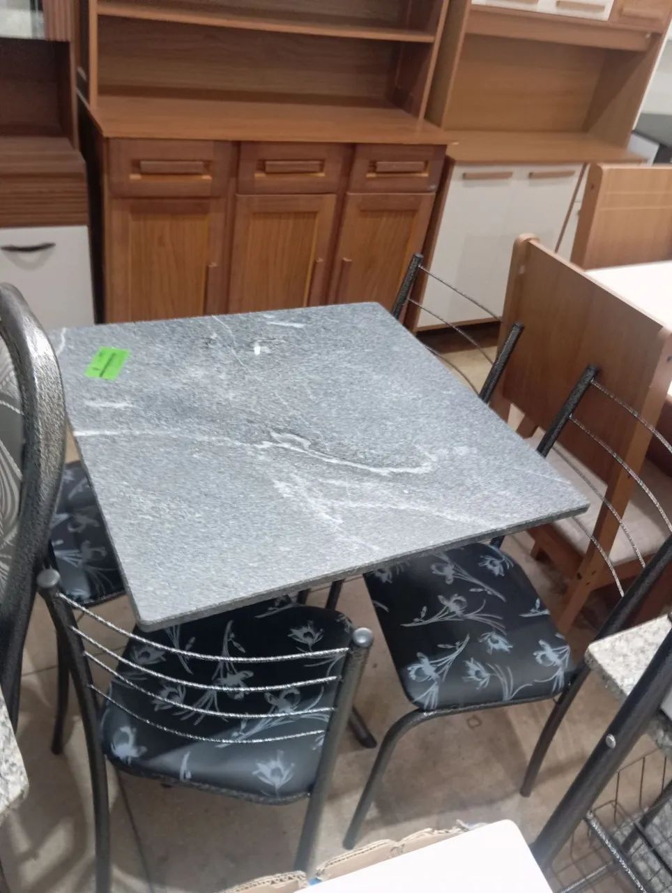 Mesa nova 4 cadeiras 
