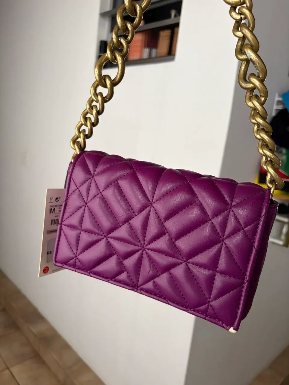 bolsa zara roxa com alça corrente dourada  - Foto 4