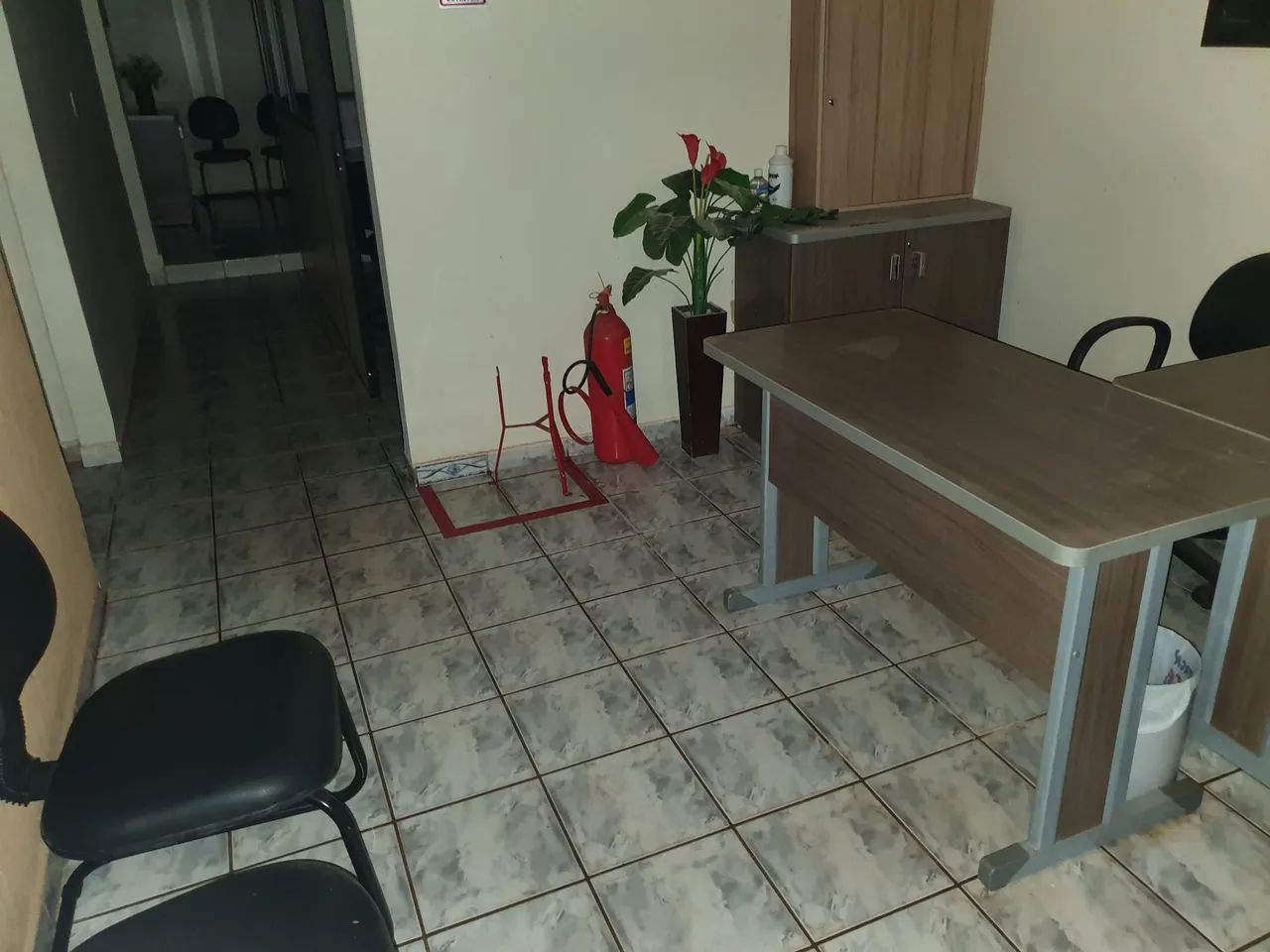 Aluga-se Casa para Fins Comerciais MOBILIADA