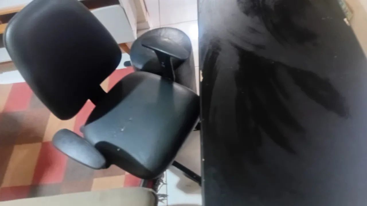 Vendo cadeira giratória e mesa escritório  - Foto 4