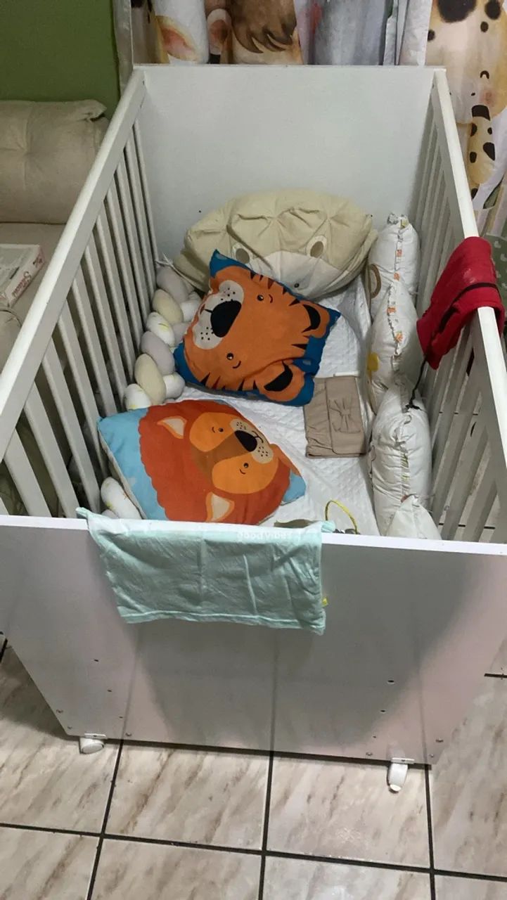 Vendo berço e cadeira com pufe novos  - Foto 2