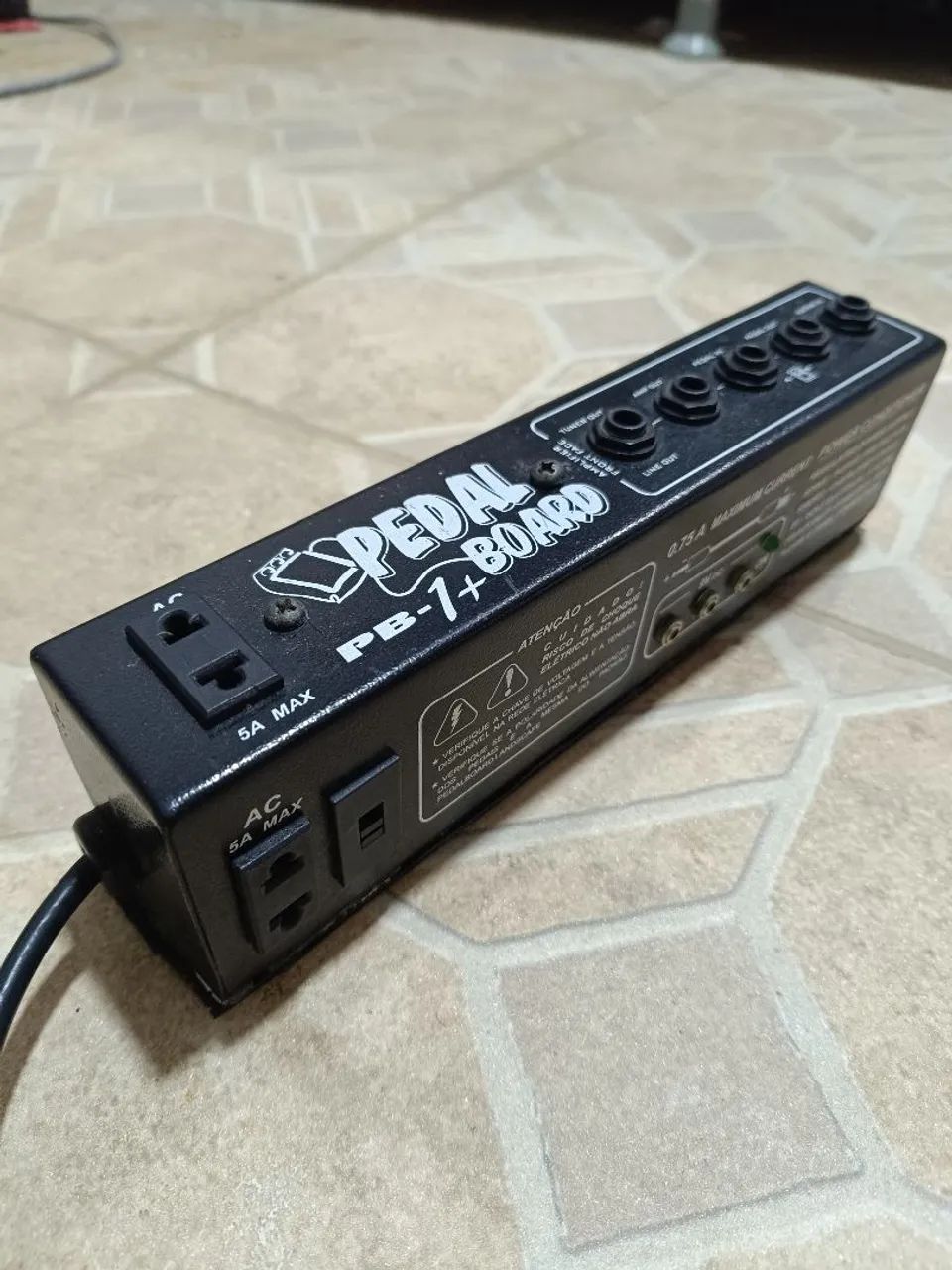 Fonte para pedais de guitarra