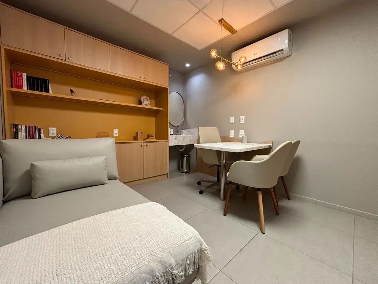 Sala de alto padrão, mobiliada e decorada com 130m² e 04 vagas - Foto 5